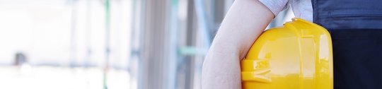 Ein Mensch hat sich einen Sicherheitshelm unter den Arm geklemmt. Es steht "Noch Plätze frei" im Bild. 