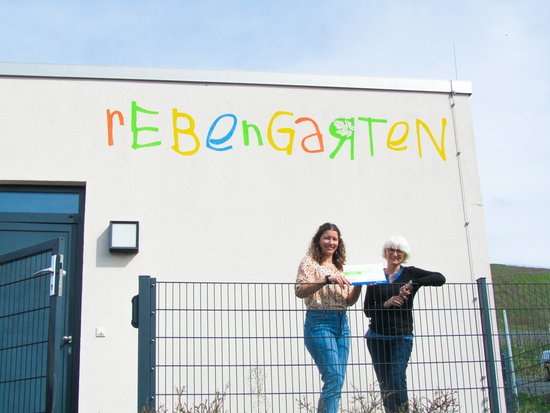 Zwei Frauen stehen vor der Kita in Zeltingen-Rachtig.