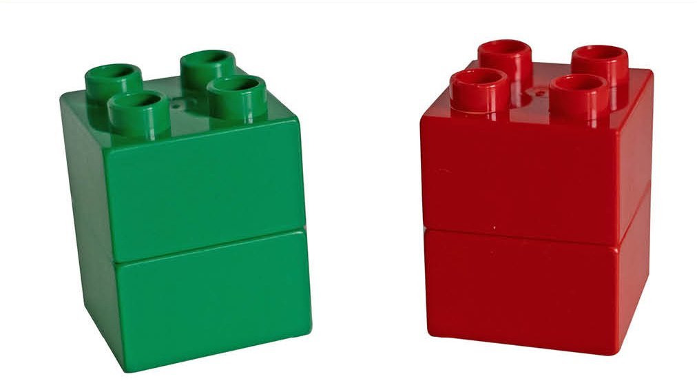 Zwei grüne und zwei rote Legosteine