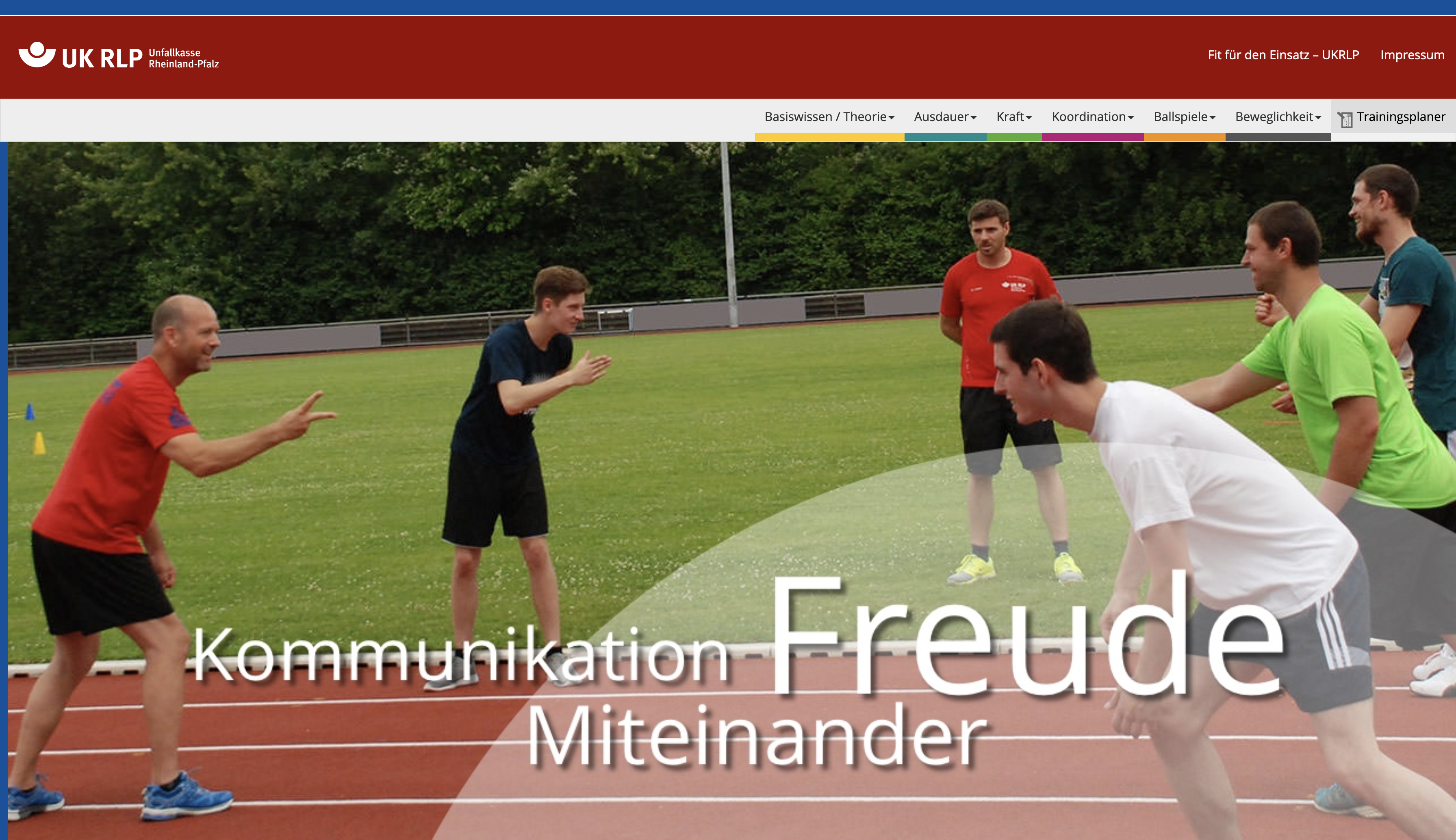 Zwei Feuerwehrmänner löschen ein Feuer. Unten im Bild steht "Feuerwehrsport-Trainingstool"