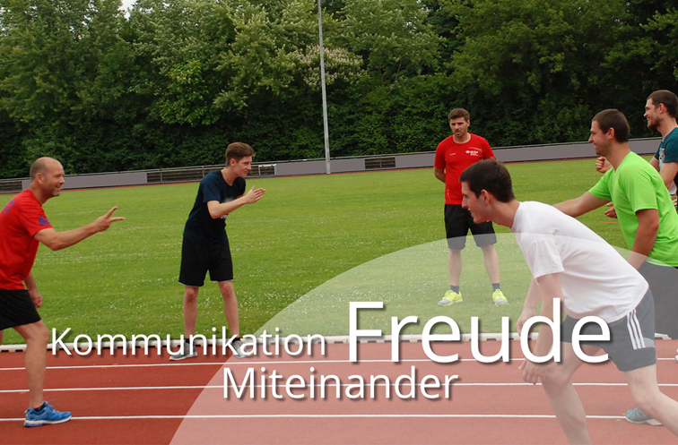 Einige Menschen machen auf einem Sportplatz gemeinsam Training. In einem Textfeld stehen die Wörter: Kommunikation, Freude, Miteinander.