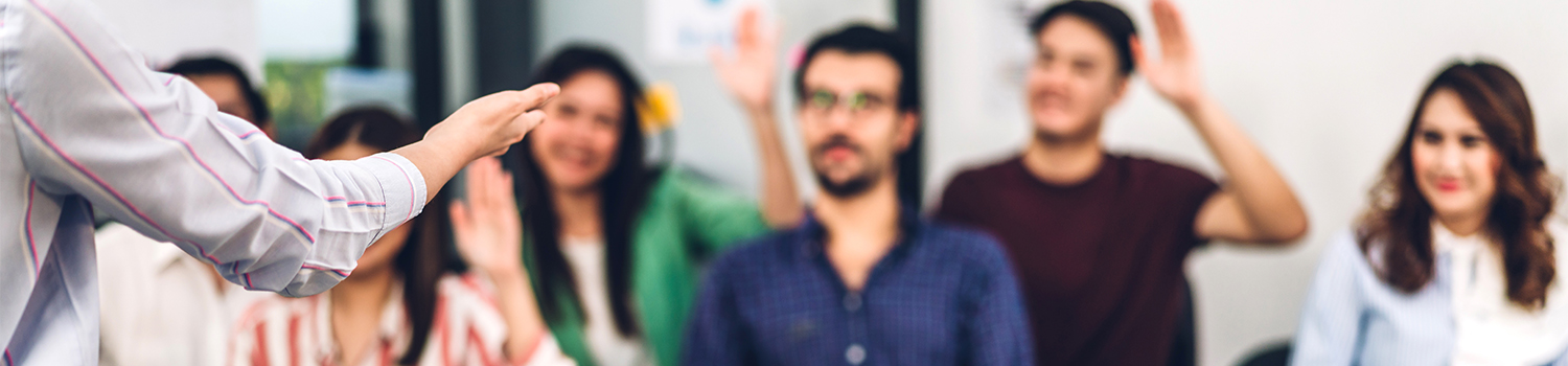 Fünf Menschen sitzen im Seminar. Eine Frau steht vorn und nimmt ihre Fragen entgegen. Es steht "Noch Plätze frei" im Bild. 