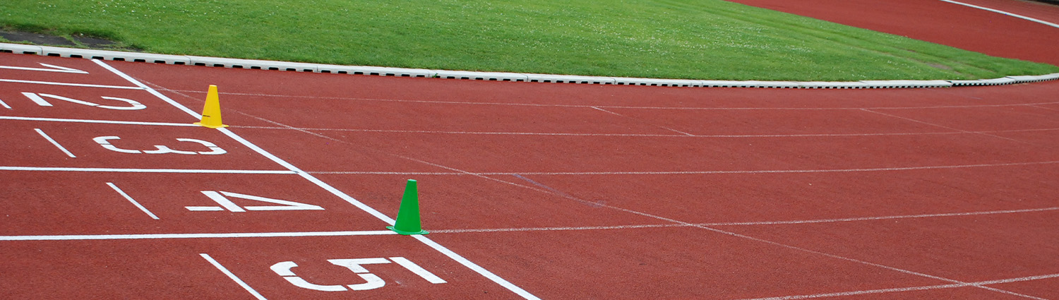 Auf einem Sportplatz steht der Text "Noch Plätze frei"