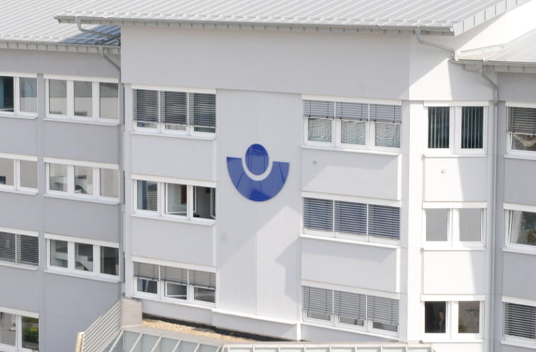 Das Logo der Unfallkasse ist am Gebäude in Andernach angebracht. Zur Kategorie "Ihre Unfallkasse".